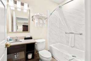 Bañera con ducha, secador de pelo, toallas