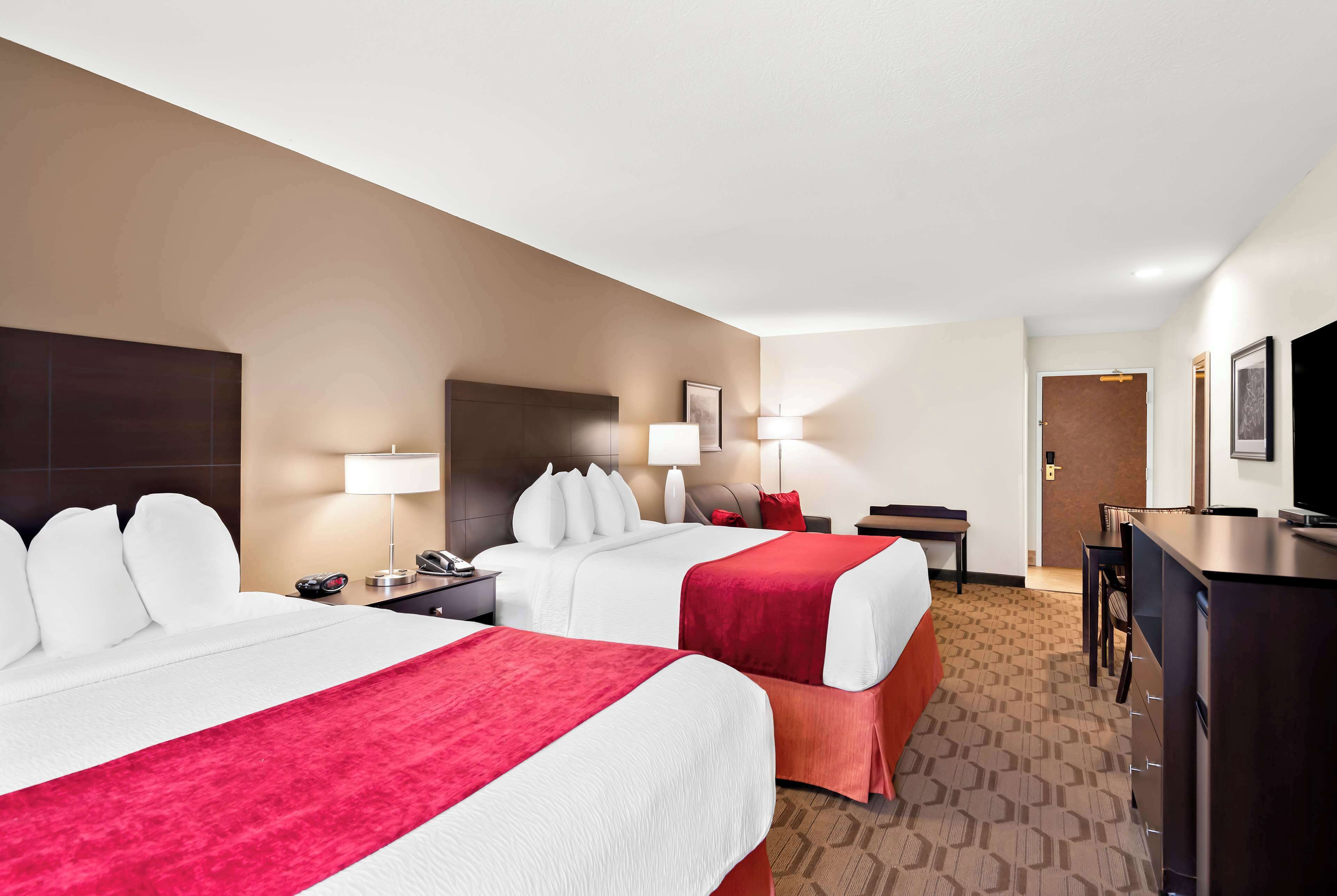 desk, laptop workspace, iron/ironing board, cots/infant beds