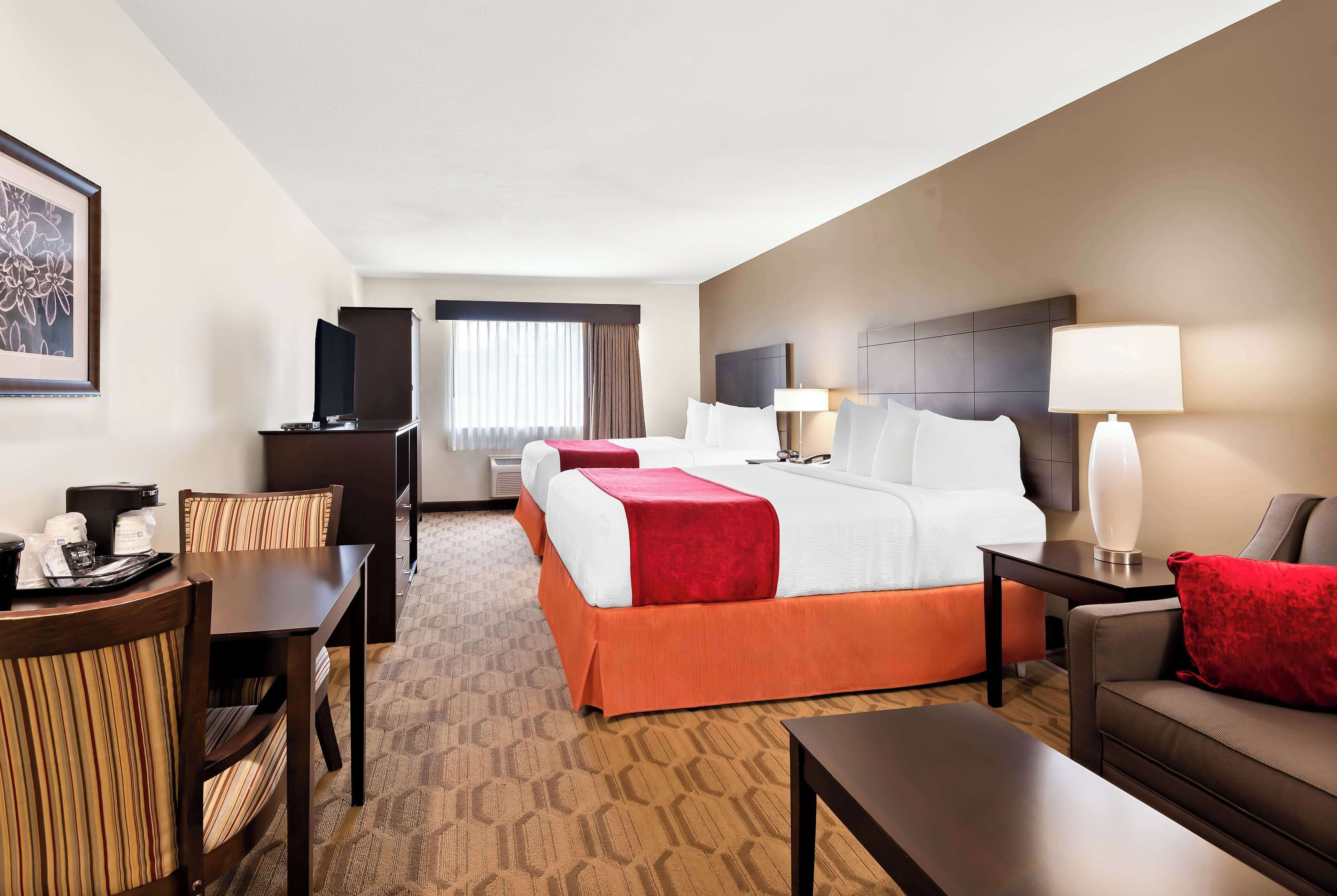 Skrivbord, arbetsyta för laptop, strykjärn/strykbräda och barnsängar