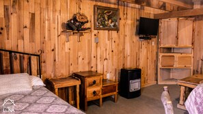Chambre Triple Familiale, 2 chambres | Salle de séjour | Télévision à écran plat de 24 pouces avec chaînes par satellite