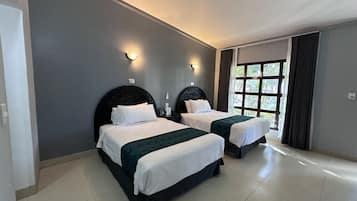 Habitación doble estándar, vista a la alberca | Escritorio y espacio para trabajar con laptop