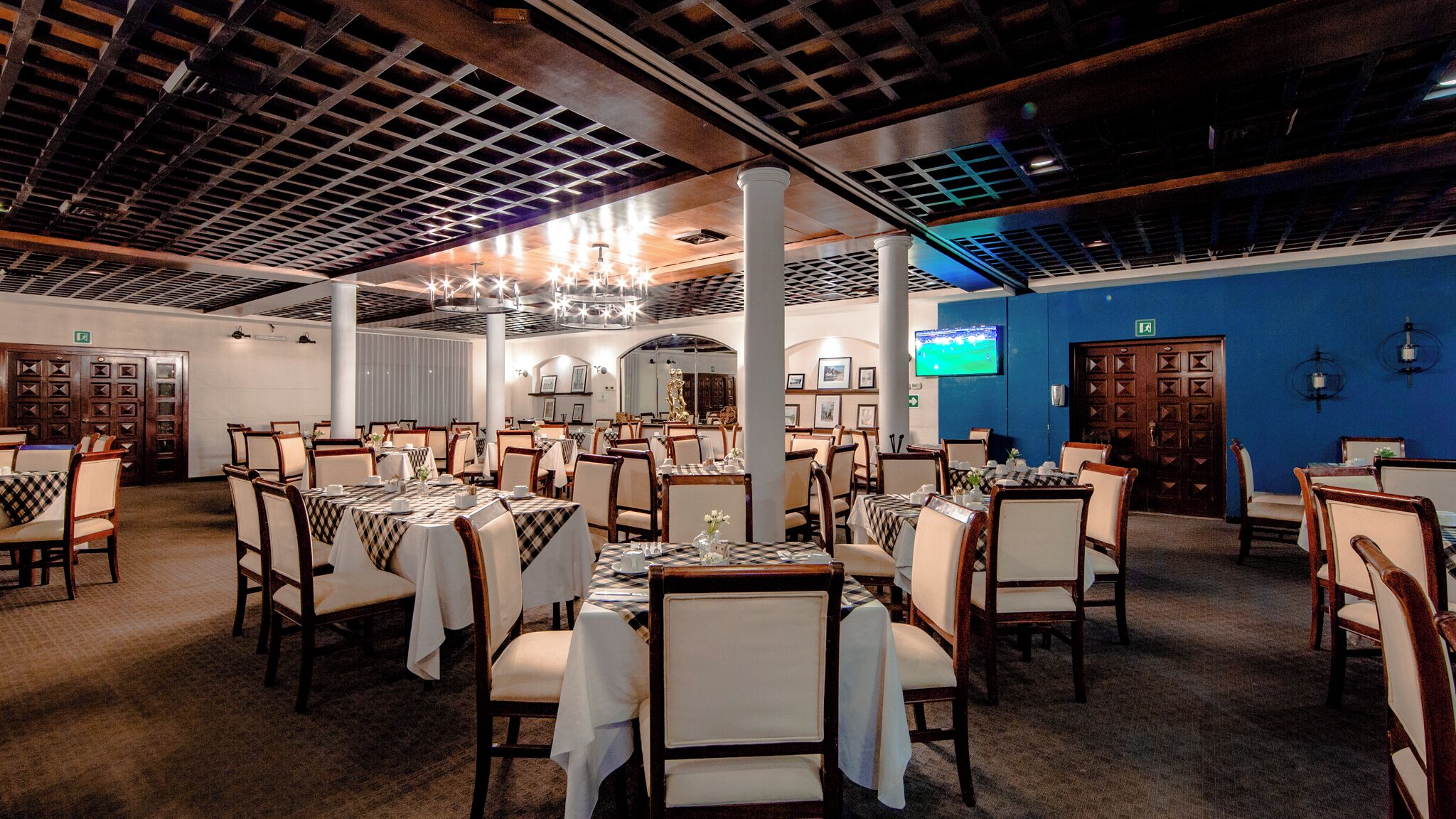 breakfast, lunch, dinner served; international cuisine