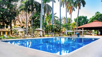  室外游泳池，池畔遮阳伞，日光浴躺椅