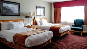 Habitación Premier, 2 camas Queen size, vista a la montaña | Escritorio, espacio para trabajar con laptop y cortinas blackout