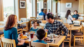 2 restaurantes; se sirven desayunos