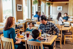 2 restaurantes; se sirven desayunos 