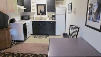 Habitación Deluxe, no fumadores, cocina (Large) | Cocina privada | Frigorífico, microondas y cafetera o tetera