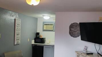 Basic Room, 1 Queen Bed | Premium bedding, iron/ironing board, free WiFi, bed sheets