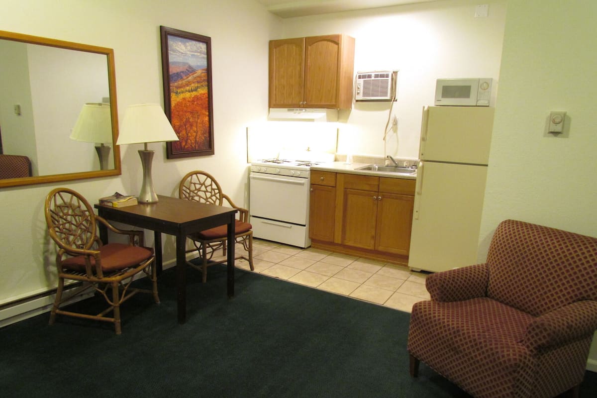 Deluxe Room, Non Smoking, Kitchen (Large) | Ruang tamu | TV