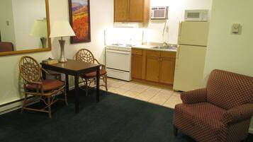 Deluxe kamer, niet-roken, keuken (Large) | Woonruimte | Televisie