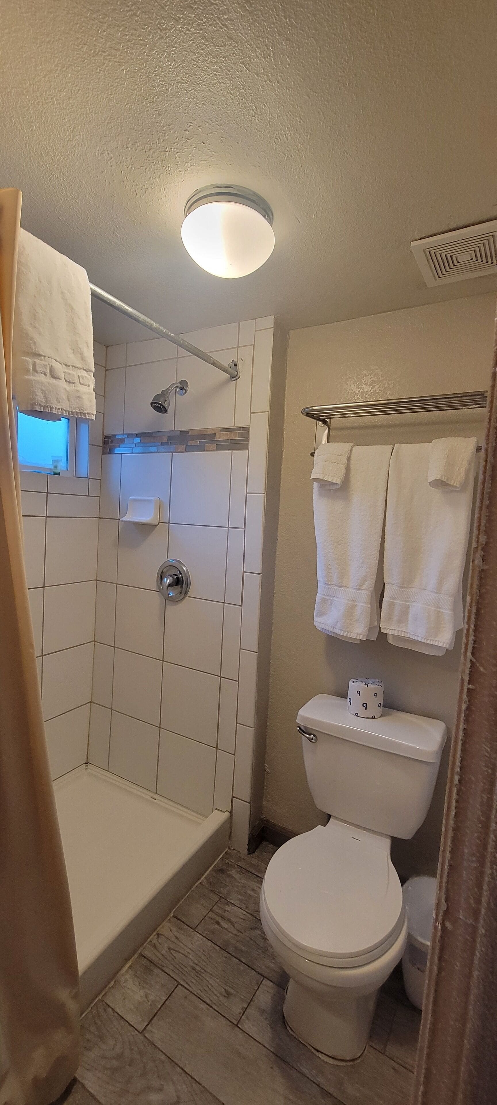Deluxe Room, 1 Queen Bed, Kitchenette | Bathroom