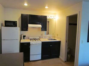 Deluxe Room, 1 Queen Bed, Kitchenette | Private kitchen