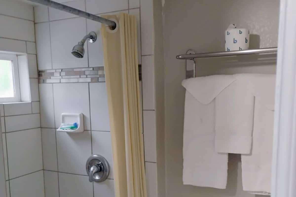 Basic Room, 1 Katil Ratu (Queen) | Bilik Mandi | Kelengkapan dandanan diri percuma, pengering rambut, tuala disediakan