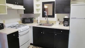 Habitación Deluxe, no fumadores, cocina (Large) | Cocina básica privada | Frigorífico, microondas y cafetera o tetera