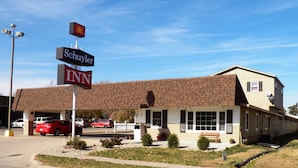 A building with a sign for 'Schulyer Inn' and 'INN'. - Schuyler Inn (Schuyler)