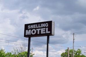 Exterior - Snelling Motel (Minneapolis)
