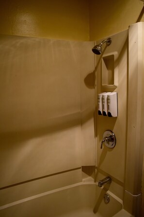 Deluxe Room, 1 King Bed | Bathroom shower - Snelling Motel (Minneapolis)