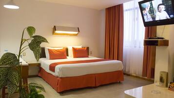 Habitación estándar, 1 cama King size | Caja de seguridad en la habitación y tabla de planchar con plancha