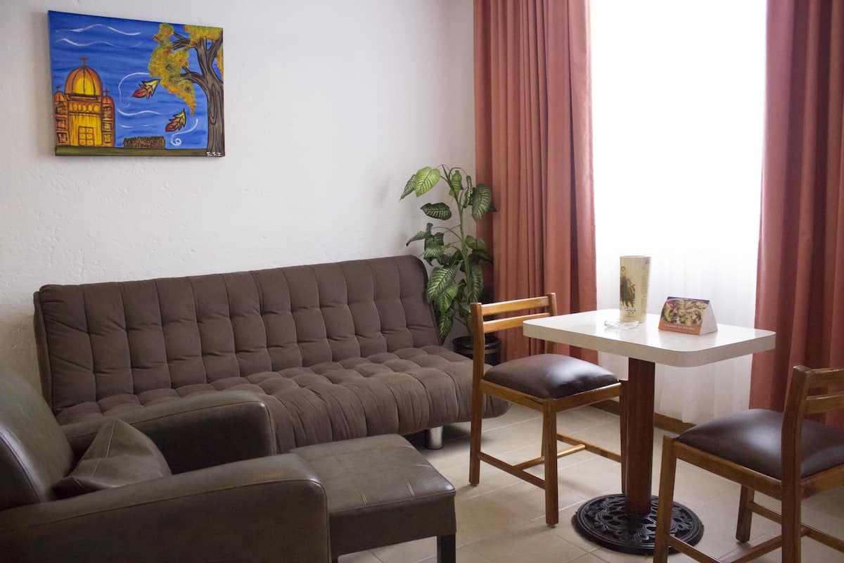 standard room, 1 king bed | in-room safe, iron/ironing board, free wifi, bed sheets