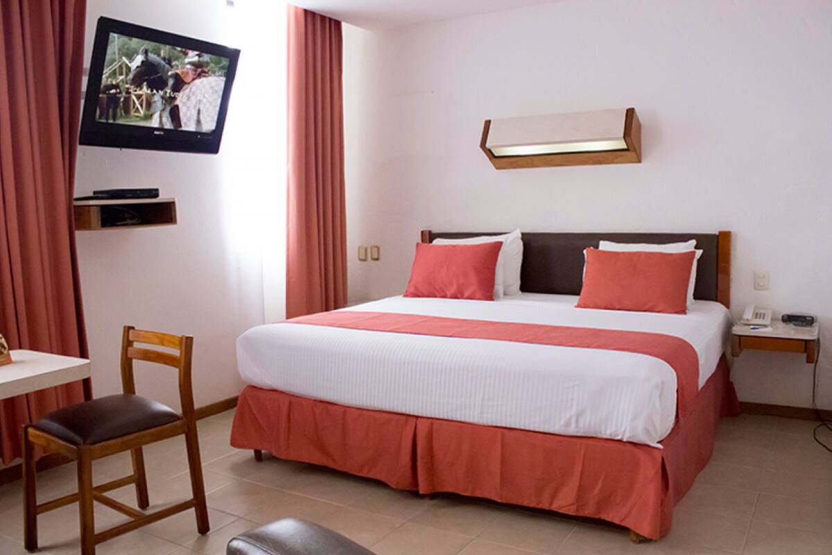 standard room, 1 king bed | bathroom | shower, towels, soap, shampoo