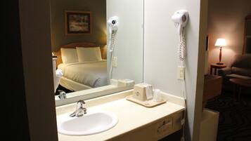 Habitación estándar, 1 cama Queen size, refrigerador | Lavabo en el baño