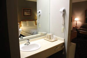Rom – standard, 1 queensize-seng, kjøleskap | Vask på badet