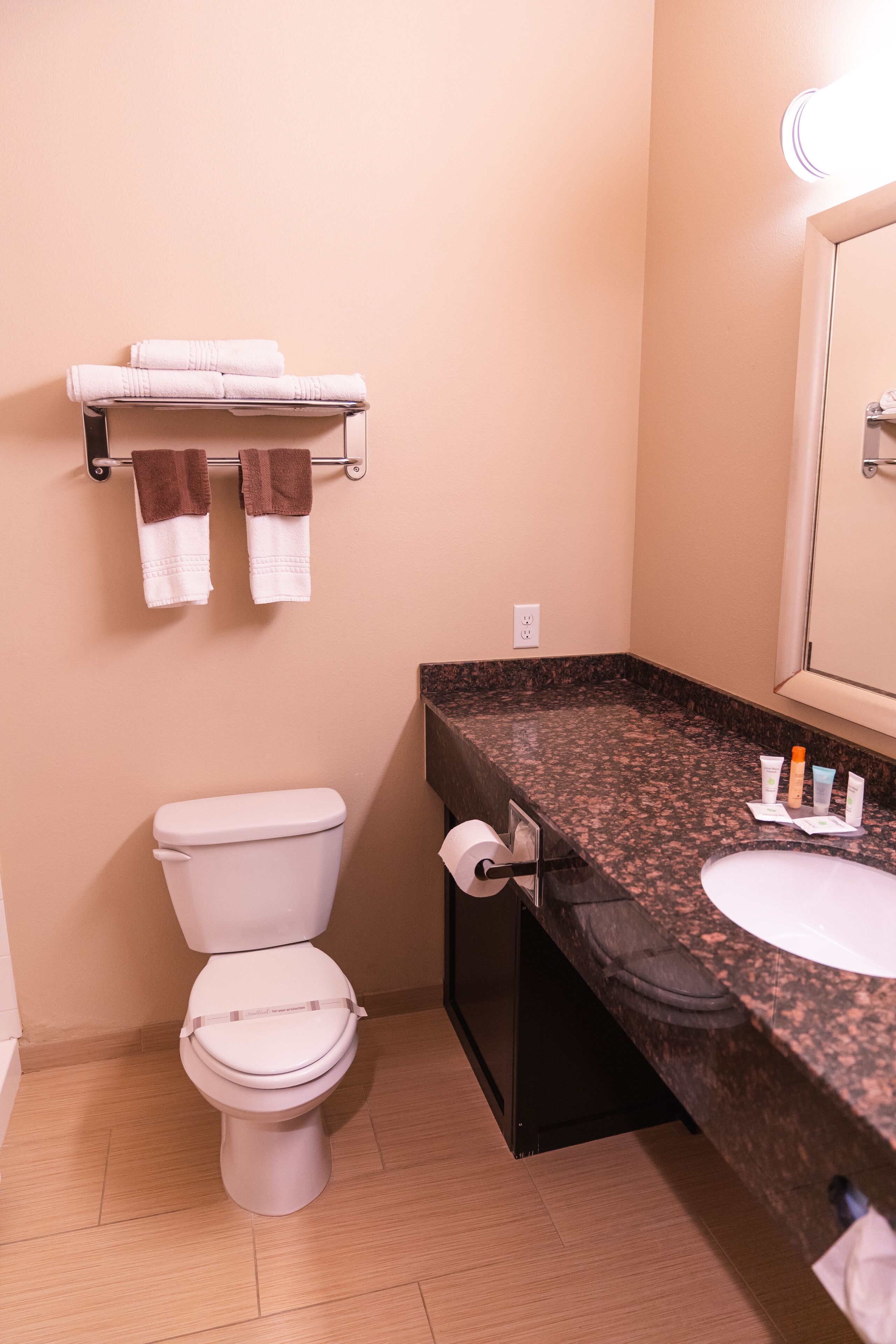 shower, hydromassage showerhead, free toiletries, hair dryer