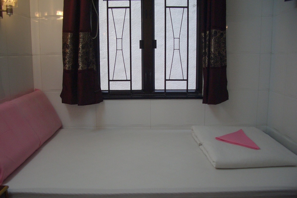 Economy Double Room | Desk, free WiFi