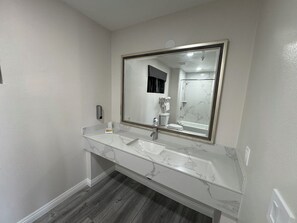Double Room | Bathroom | Jetted bath, free toiletries, towels, soap