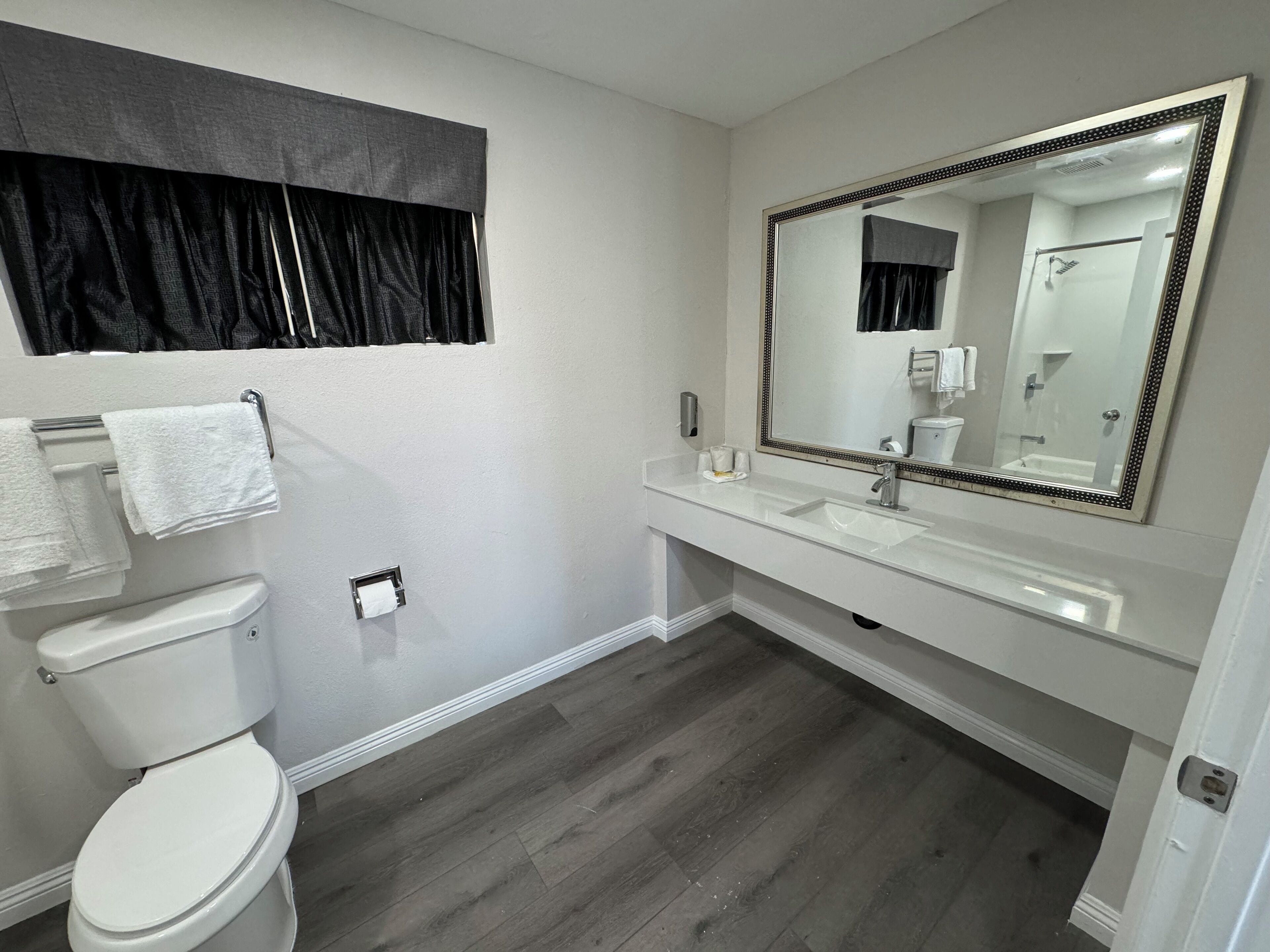 Deluxe-Zimmer | Badezimmer | Whirlpool, kostenlose Toilettenartikel, Handtücher, Seife