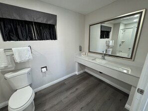 Rom – deluxe | Bad | Boblebad, toalettartikler (inkludert), håndklær og såpe