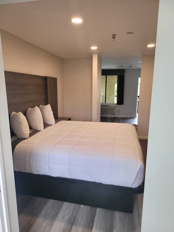 Superior Studio Suite | Premium bedding, desk, free WiFi, bed sheets - Five Star Inn West Covina (West Covina)