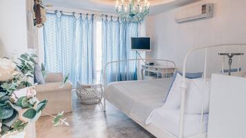 Minibar, desk, free WiFi