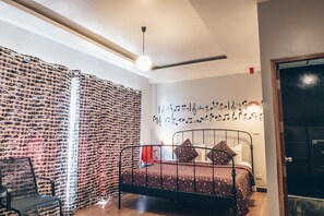 Chambre Deluxe, vue partielle sur la mer | Minibar, bureau, Wi-Fi gratuit