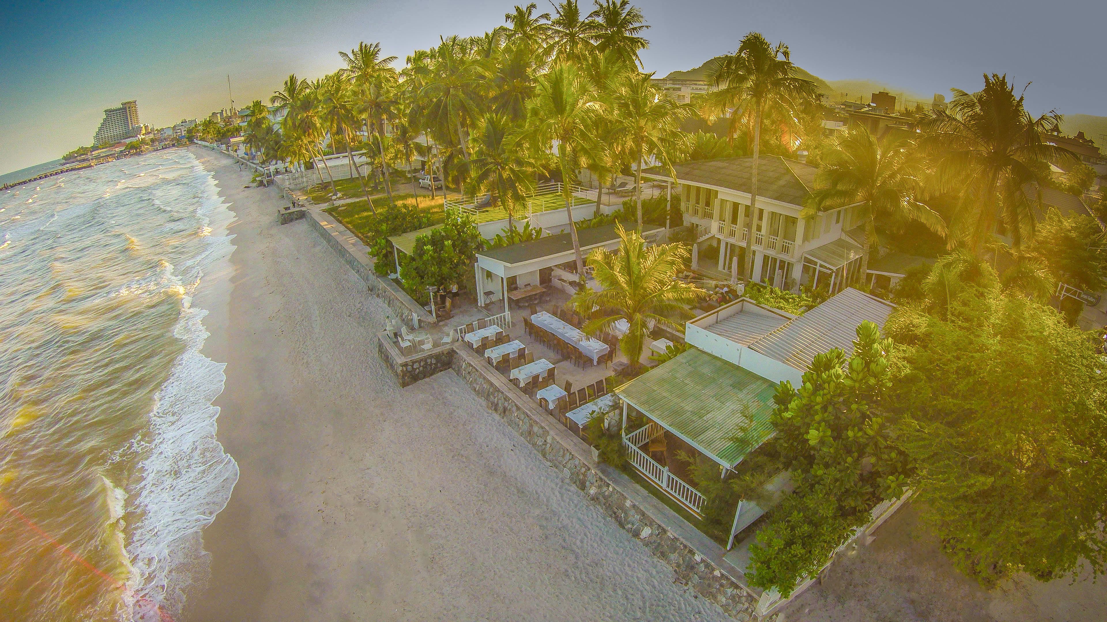 Breakfast, lunch, dinner served; Thai cuisine 