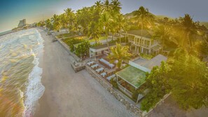 Breakfast, lunch, dinner served; Thai cuisine 