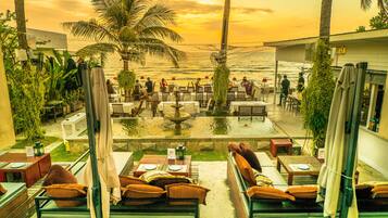 Breakfast, lunch, dinner served; Thai cuisine