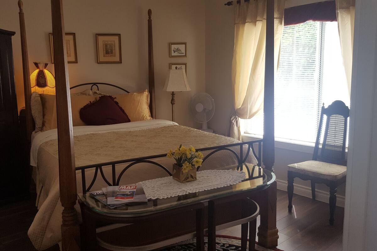 Chambre Tradition, 1 grand lit, réfrigérateur et four à micro-ondes, rez-de-chaussée | Plan d’étage