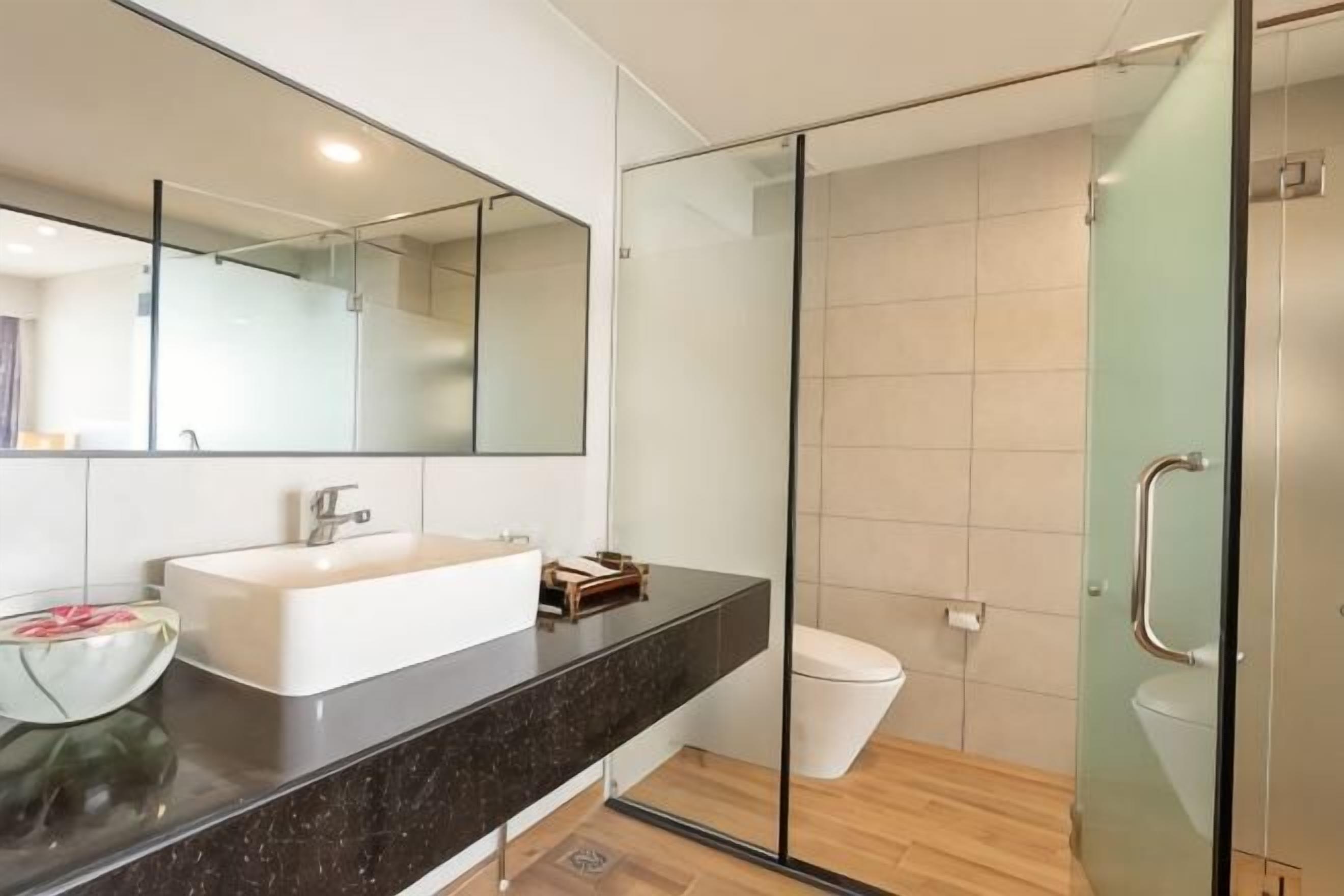 Baño | Amenidades de baño gratuitas, secadora de cabello, batas, pantuflas 