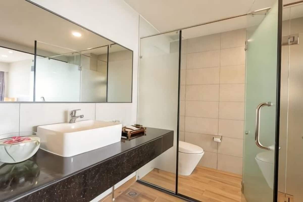 Baño | Amenidades de baño gratuitas, secadora de cabello, batas, pantuflas