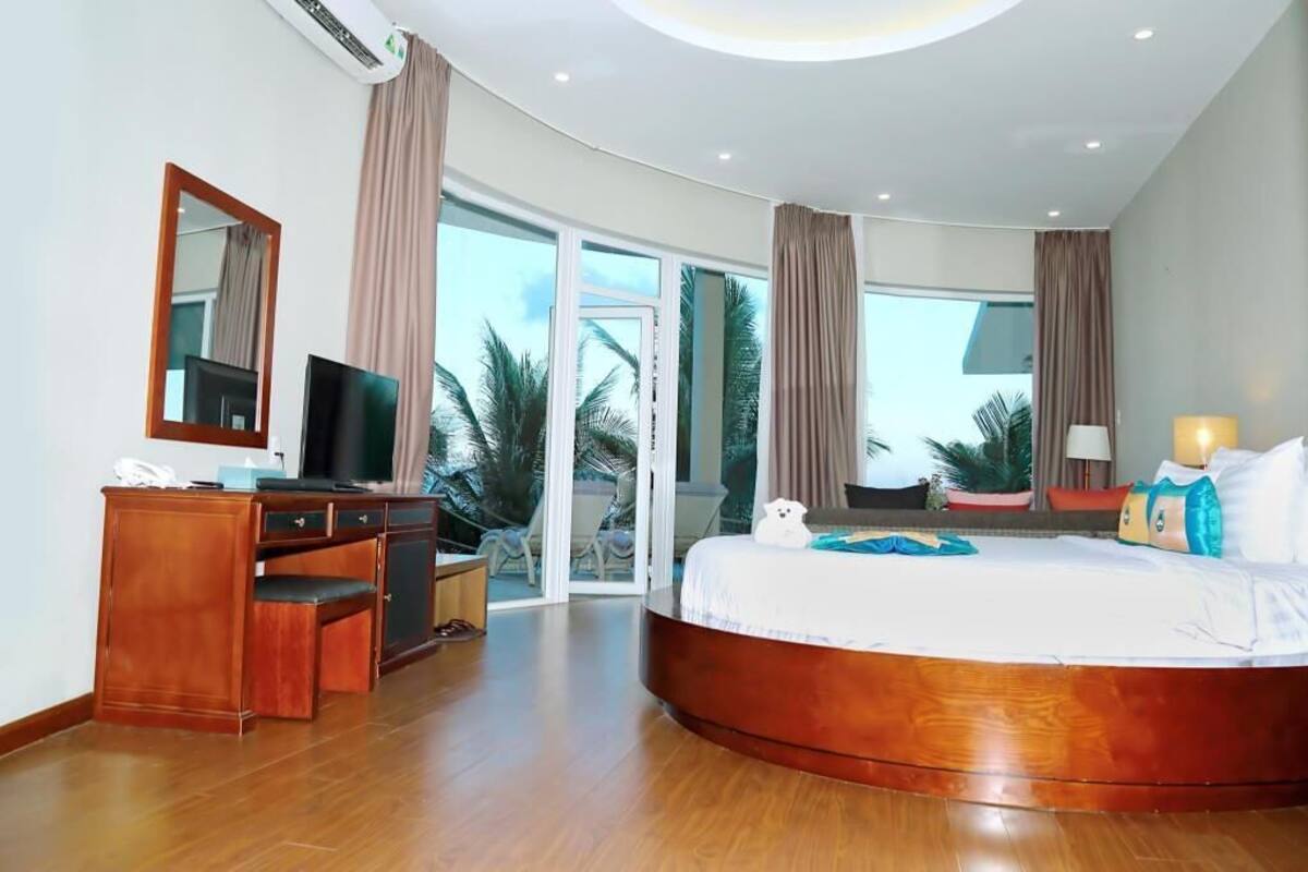 In-room safe, desk, blackout curtains, free WiFi