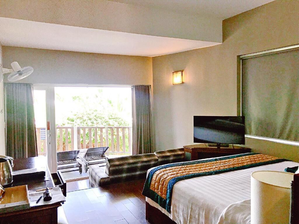 Minibar, coffres-forts dans les chambres, bureau, rideaux occultants