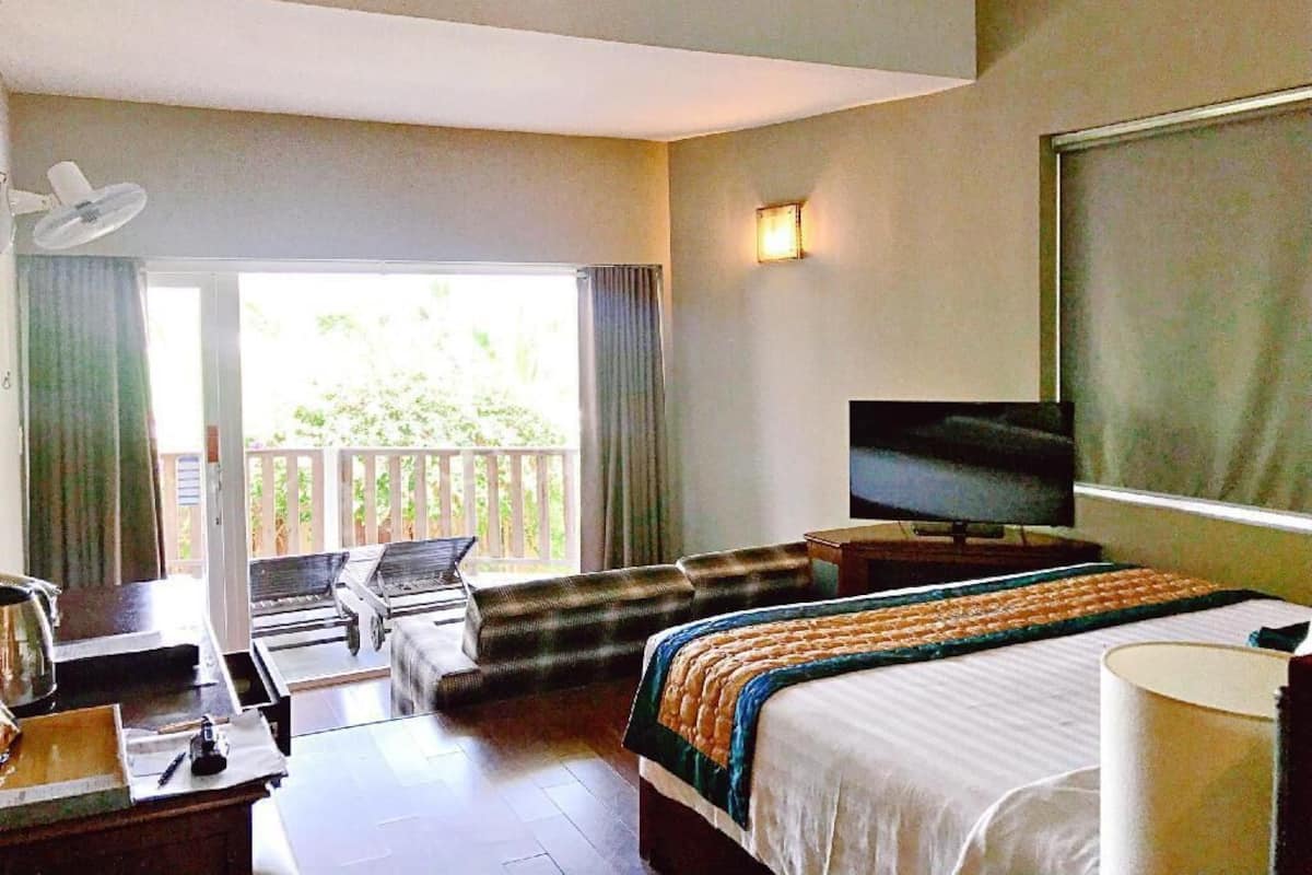 Minibar, coffres-forts dans les chambres, bureau, rideaux occultants