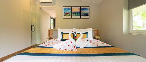 Amenidades de baño gratuitas, secadora de cabello, batas, pantuflas