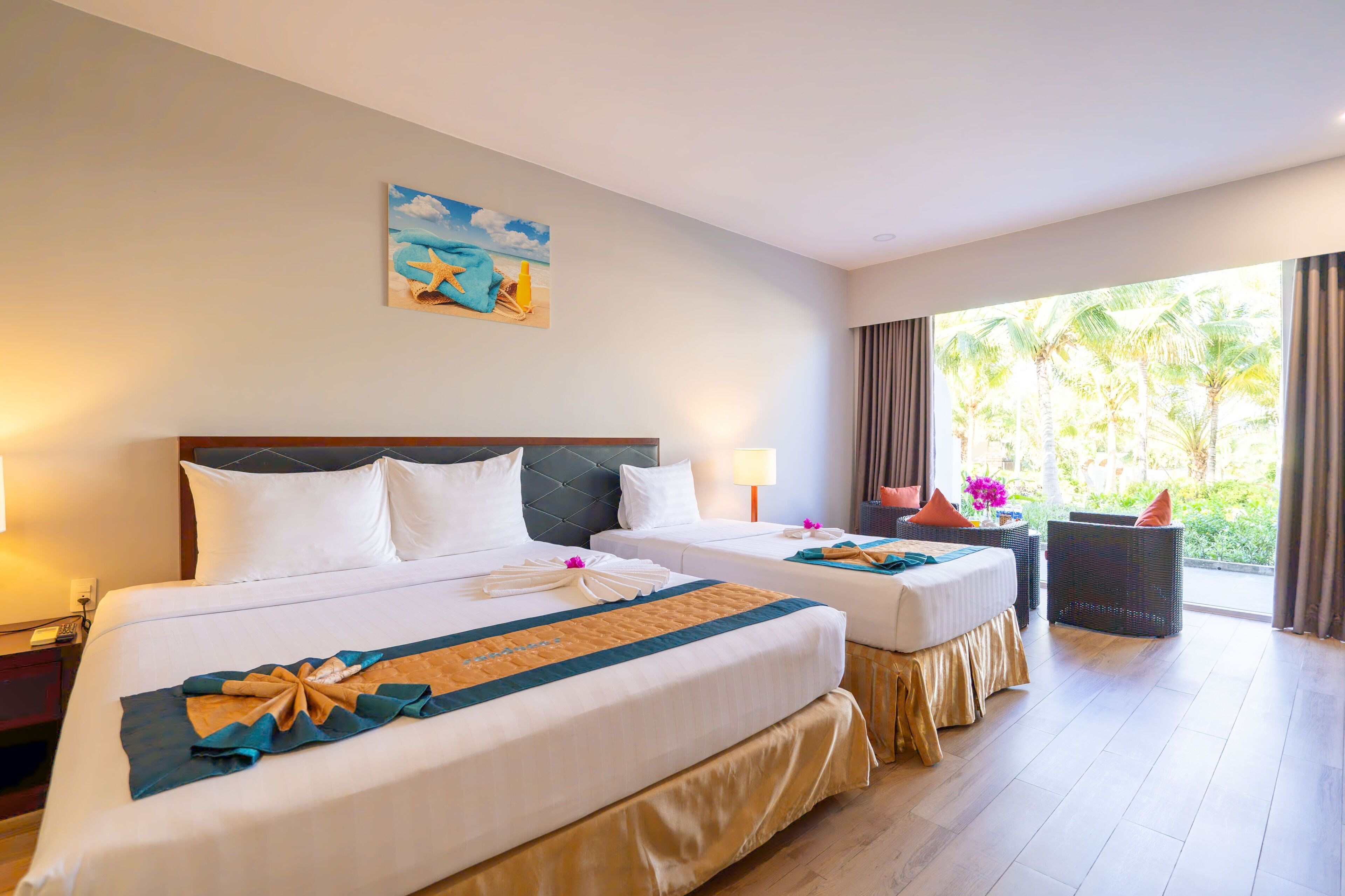 Habitación triple Deluxe, vista al jardín | Baño | Amenidades de baño gratuitas, secadora de cabello, batas, pantuflas 