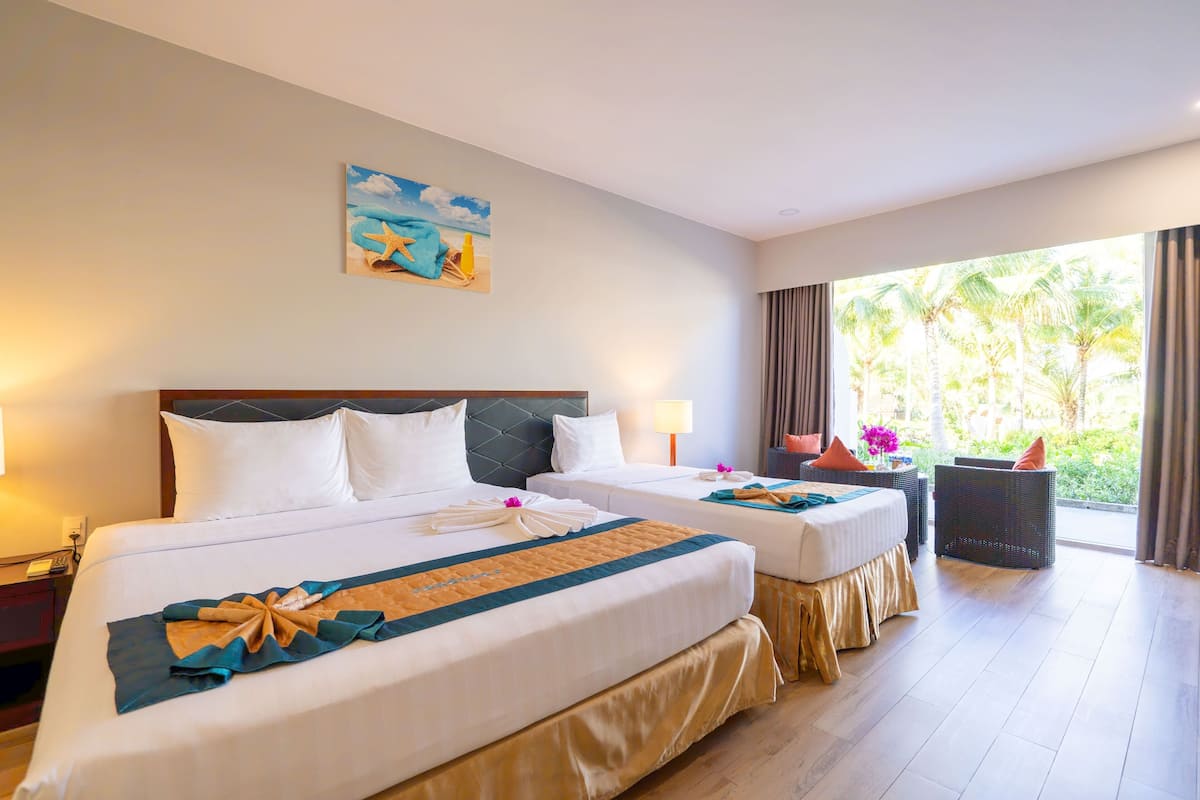 Habitación triple Deluxe, vista al jardín | Baño | Amenidades de baño gratuitas, secadora de cabello, batas, pantuflas