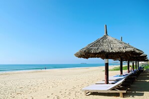 Private beach, white sand, sun loungers, beach umbrellas - Sandunes Beach Resort & Spa (Phan Thiet)