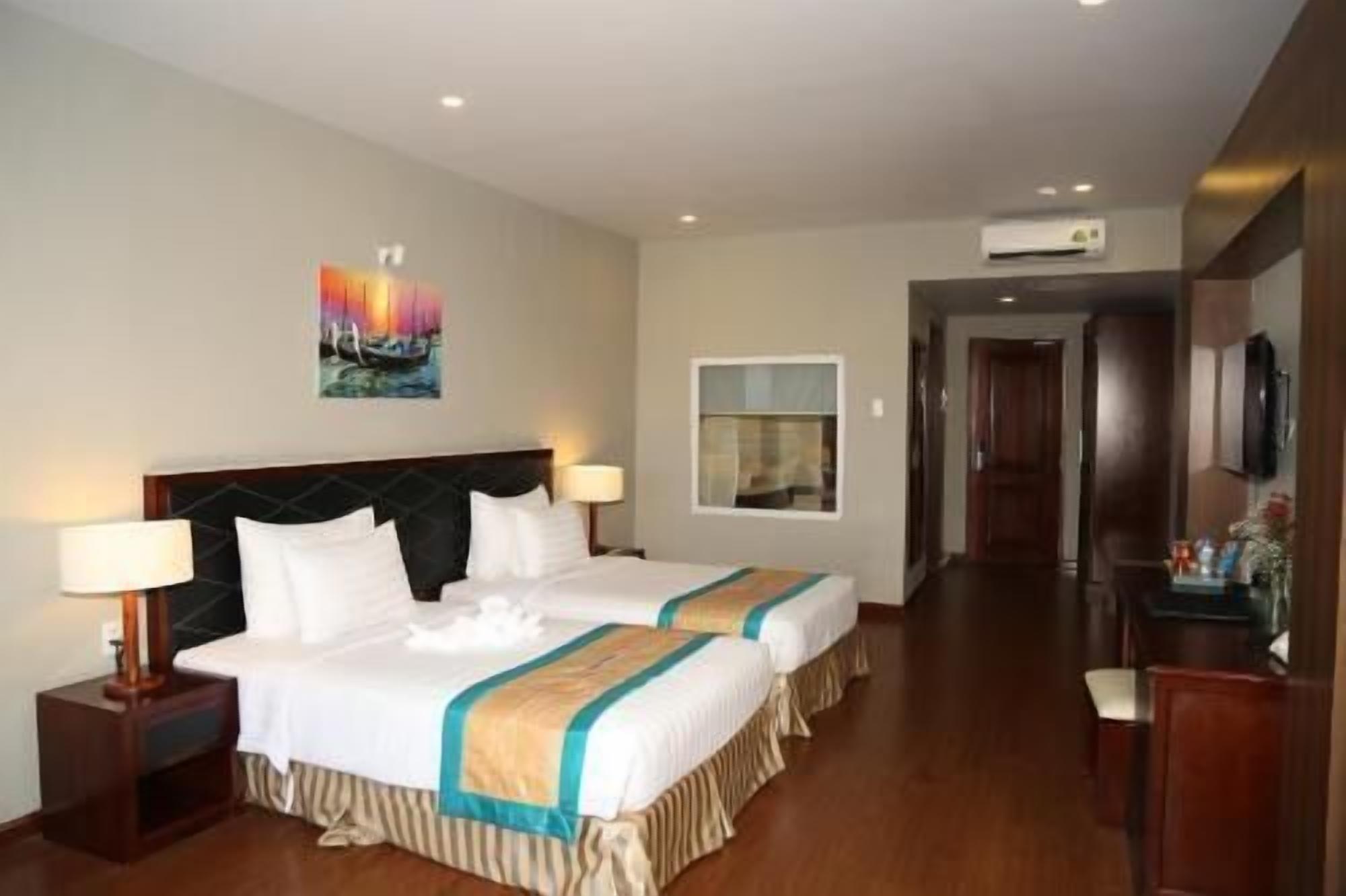 Minibar, coffres-forts dans les chambres, bureau, rideaux occultants