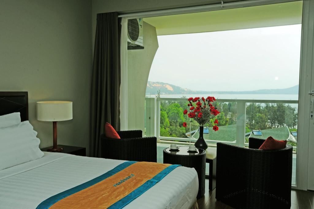 Minibar, coffres-forts dans les chambres, bureau, rideaux occultants