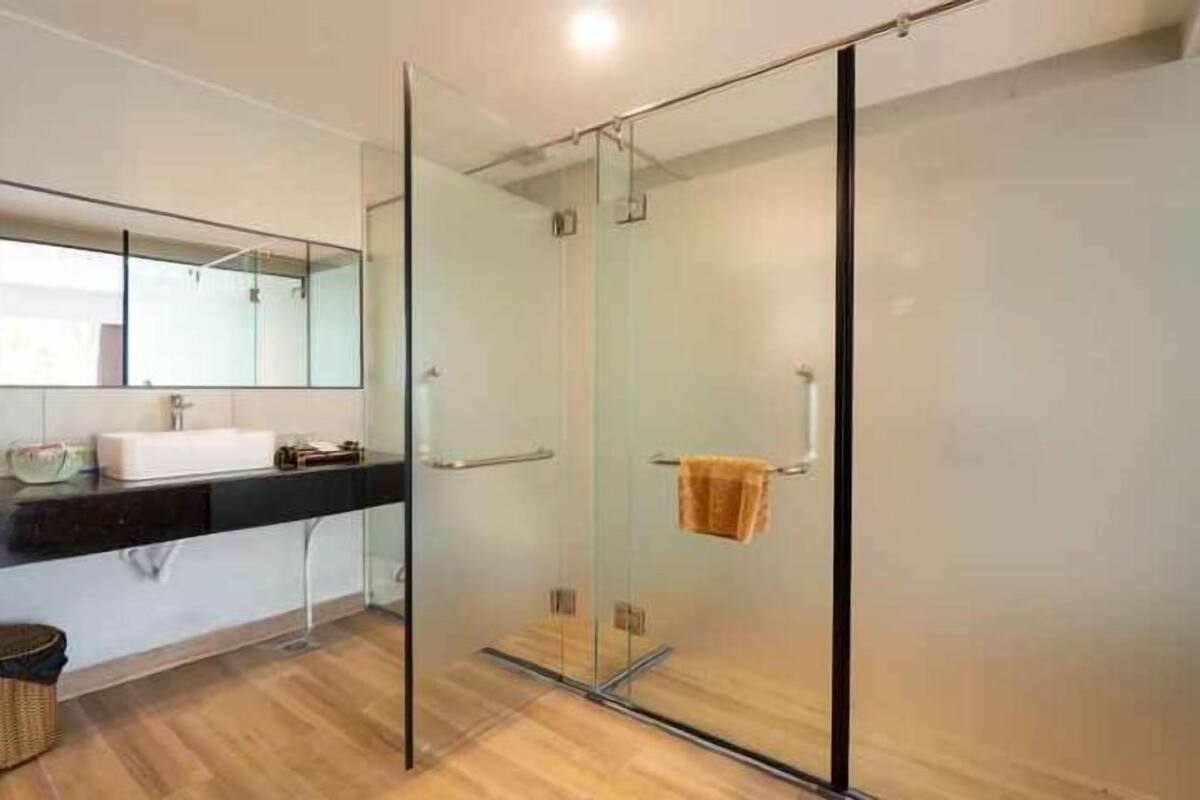 Badezimmer | Kostenlose Toilettenartikel, Haartrockner, Bademäntel, Hausschuhe